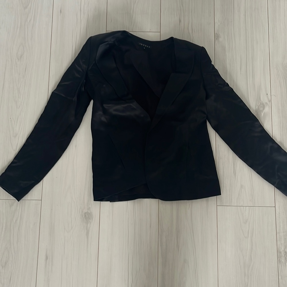 Theory blazer, such a chic fit.
